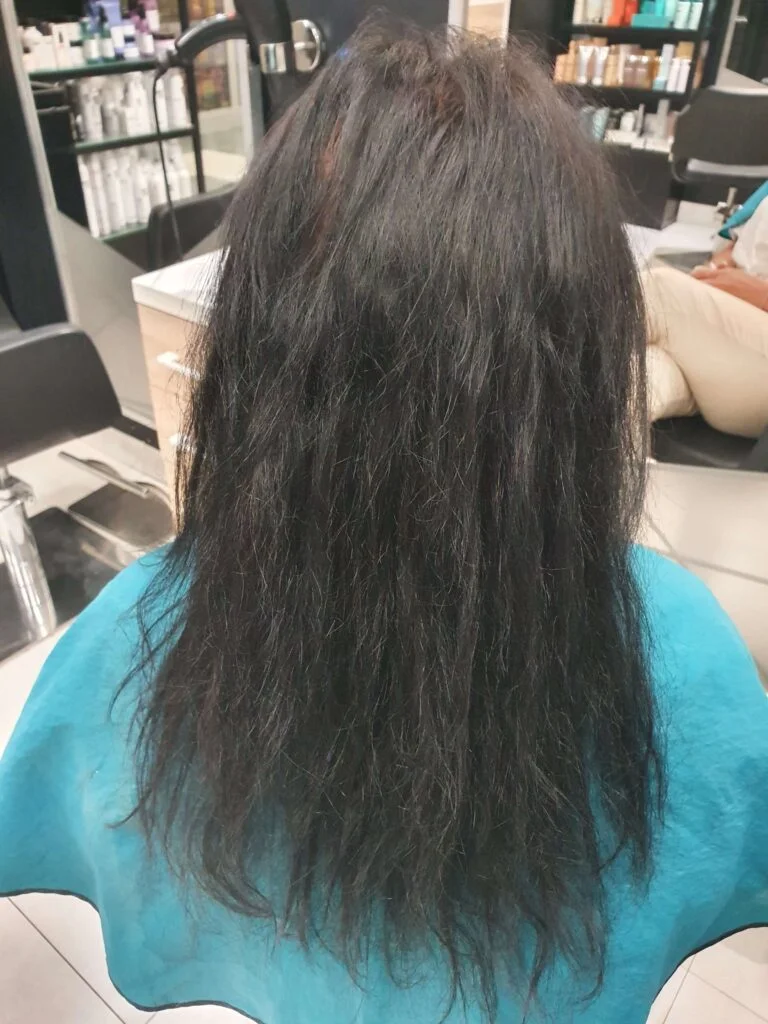 Ciemnobrązowe włosy przed przedłużaniem w salonie Agneess