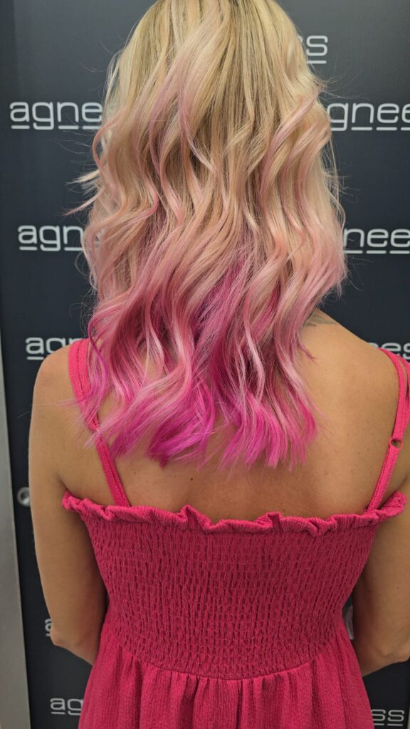 Efekt koloryzacji różowymi refleksami techniką balayage, widok z tyłu głowy.