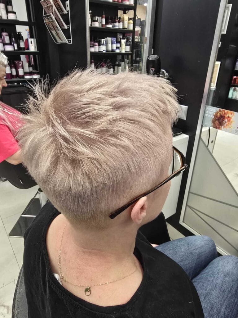 Efekt końcowy metamorfozy włosów blond w salonie Agneess na Ursynowie – chłodna koloryzacja INOA i krótkie strzyżenie