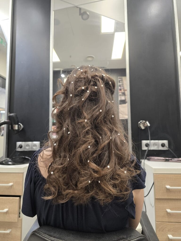 Fryzura z lokami i perełkami w salonie Agneess - widok od tyłu