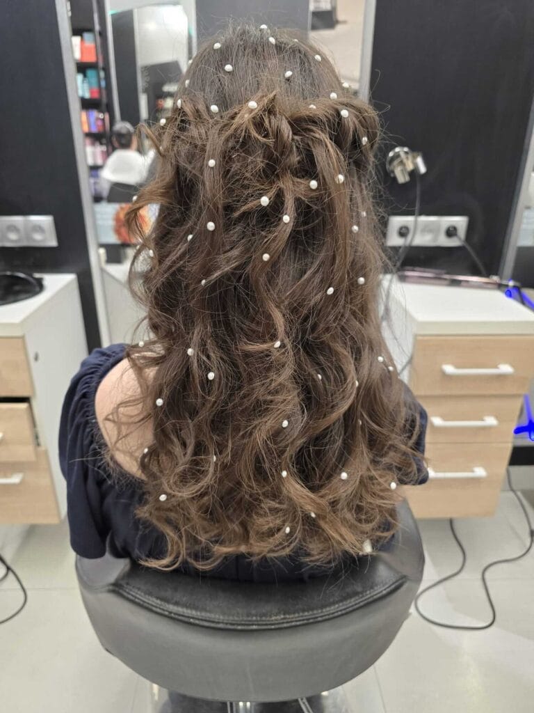 Elegancka fryzura z perełkami i lokami wykonana w salonie Agneess na Ursynowie
