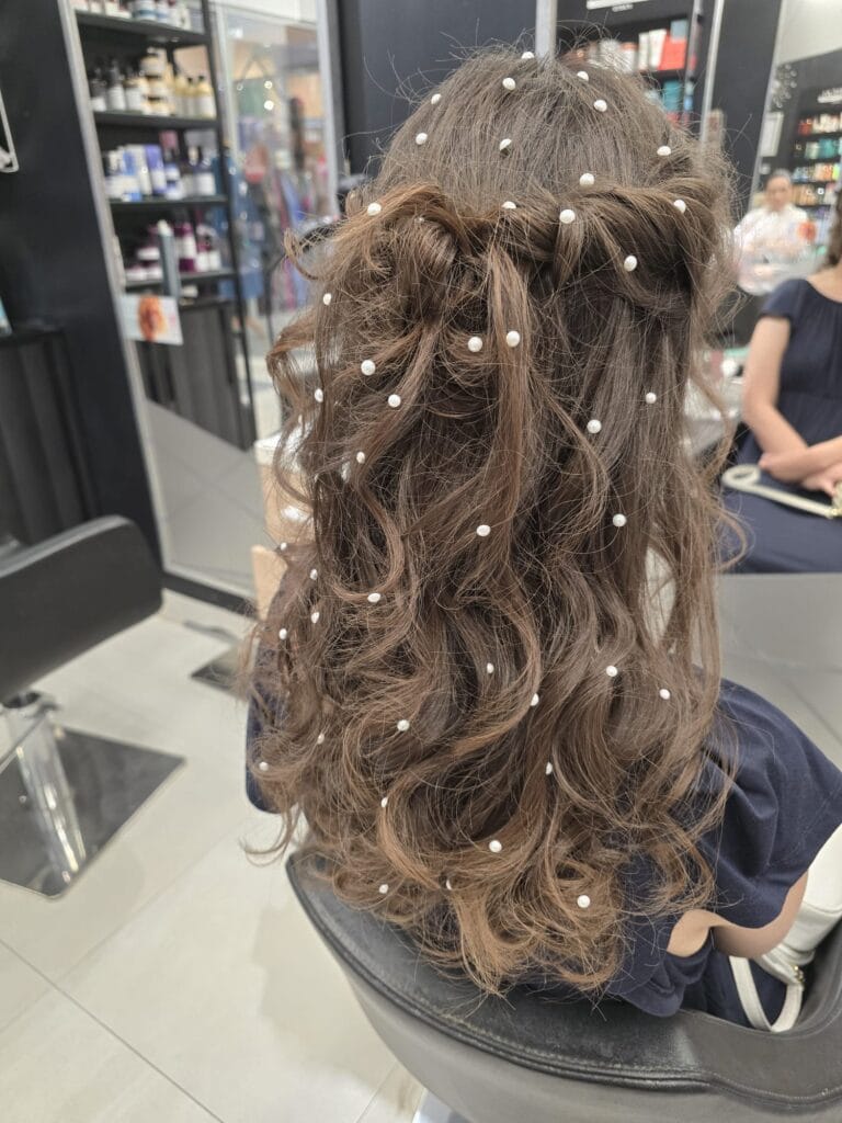 Fryzura z lokami i perełkami w salonie Agneess - widok z boku