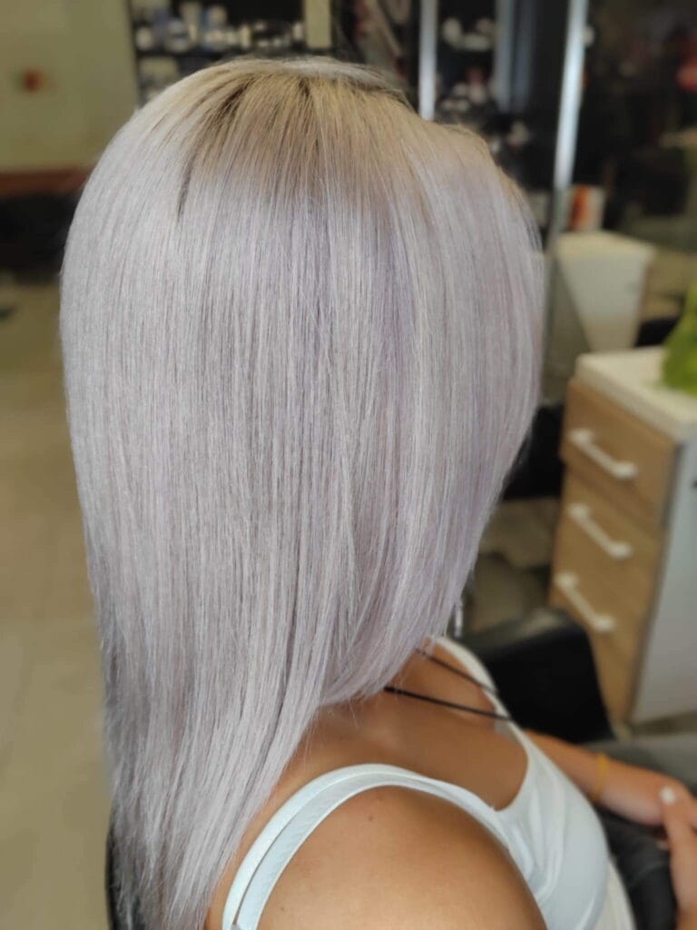 Ten sam kolor włosów w świetle zimnym – efekt perłowego, chłodnego blondu z nutą lawendy.