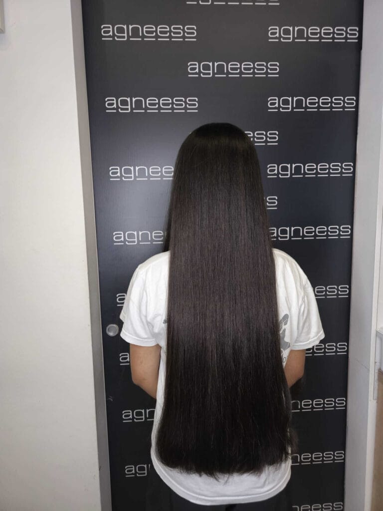 Naturalne, długie włosy klientki po strzyżeniu – gładko ułożone, błyszczące, bez stylizacji cieplnej