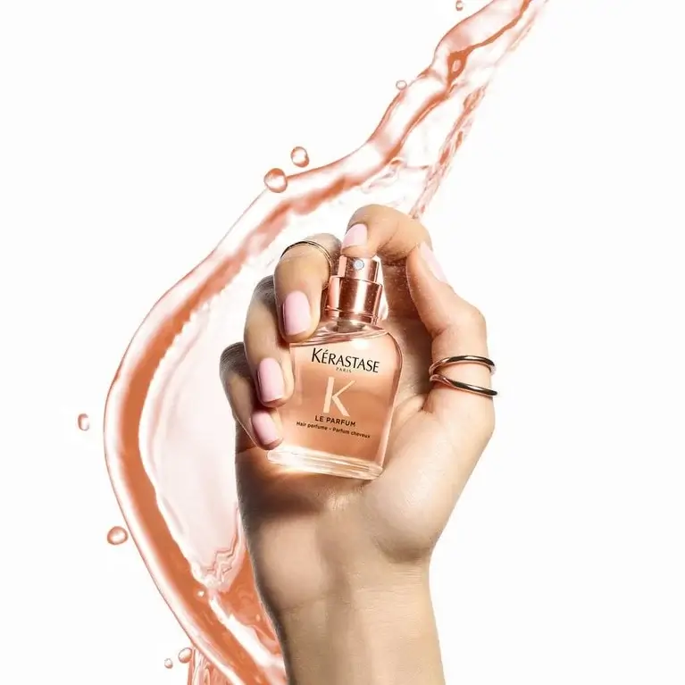 Gloss Absolu Le Parfum Kérastase – dynamiczne zdjęcie perfum do włosów z rozpryskiem wody