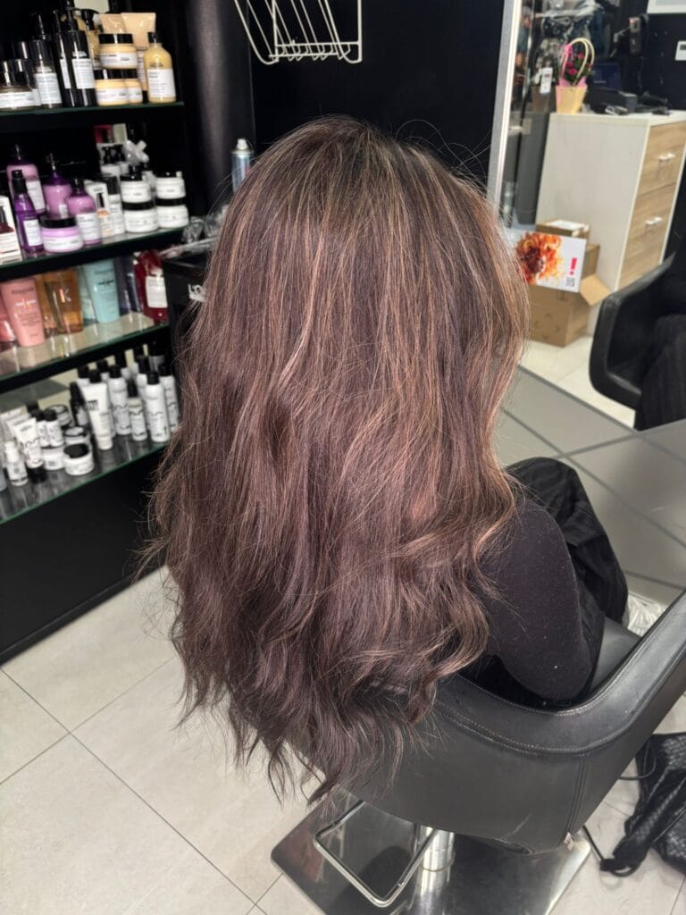 Efekt końcowy w sztucznym świetle – naturalny chłodny brąz z refleksami, koloryzacja wykonana przez Agnieszkę w salonie Agneess.