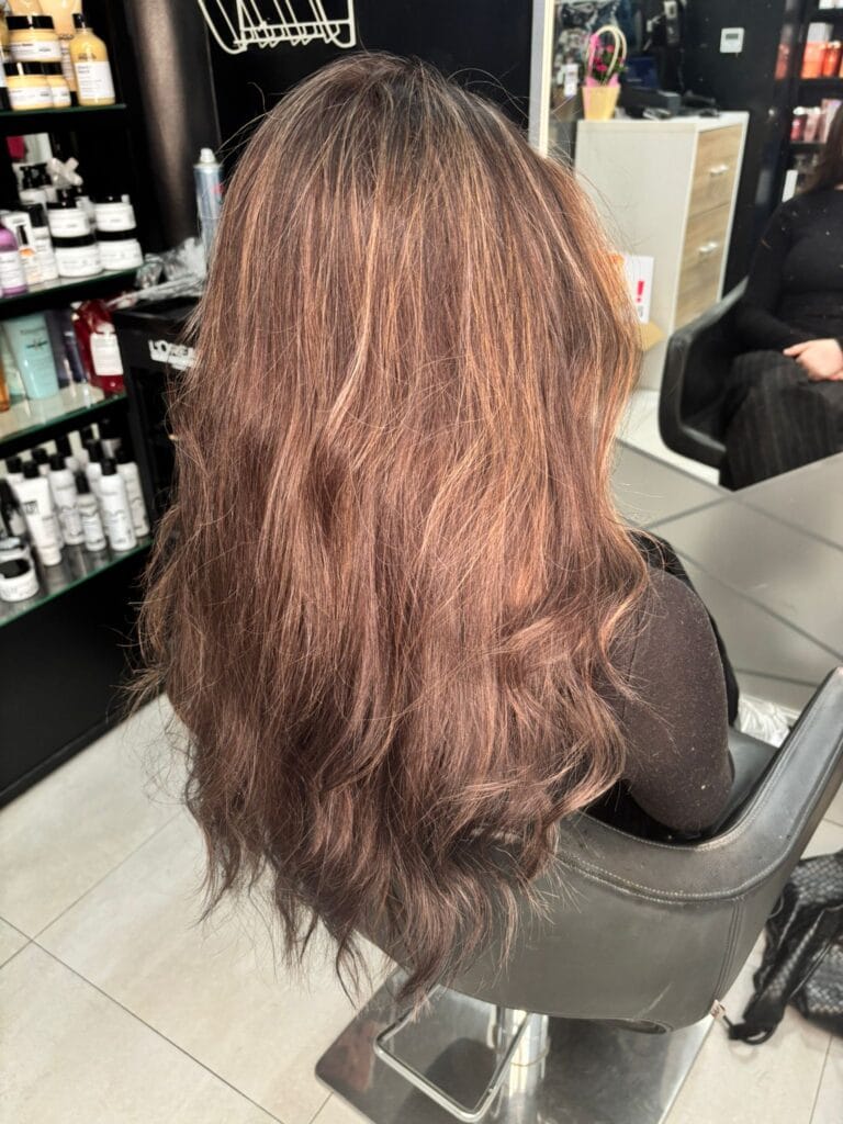 Efekt końcowy koloryzacji – chłodny brąz z naturalnymi refleksami w świetle dziennym, wykonanie Agnieszka, salon Agneess Ursynów.