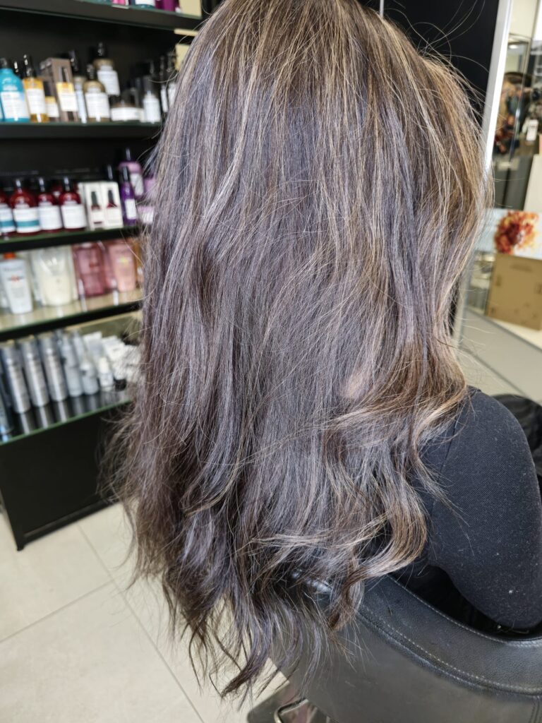 Chłodny brąz po tonowaniu – efekt w neutralnym oświetleniu, widoczne wielowymiarowe refleksy i zdrowy połysk włosów.