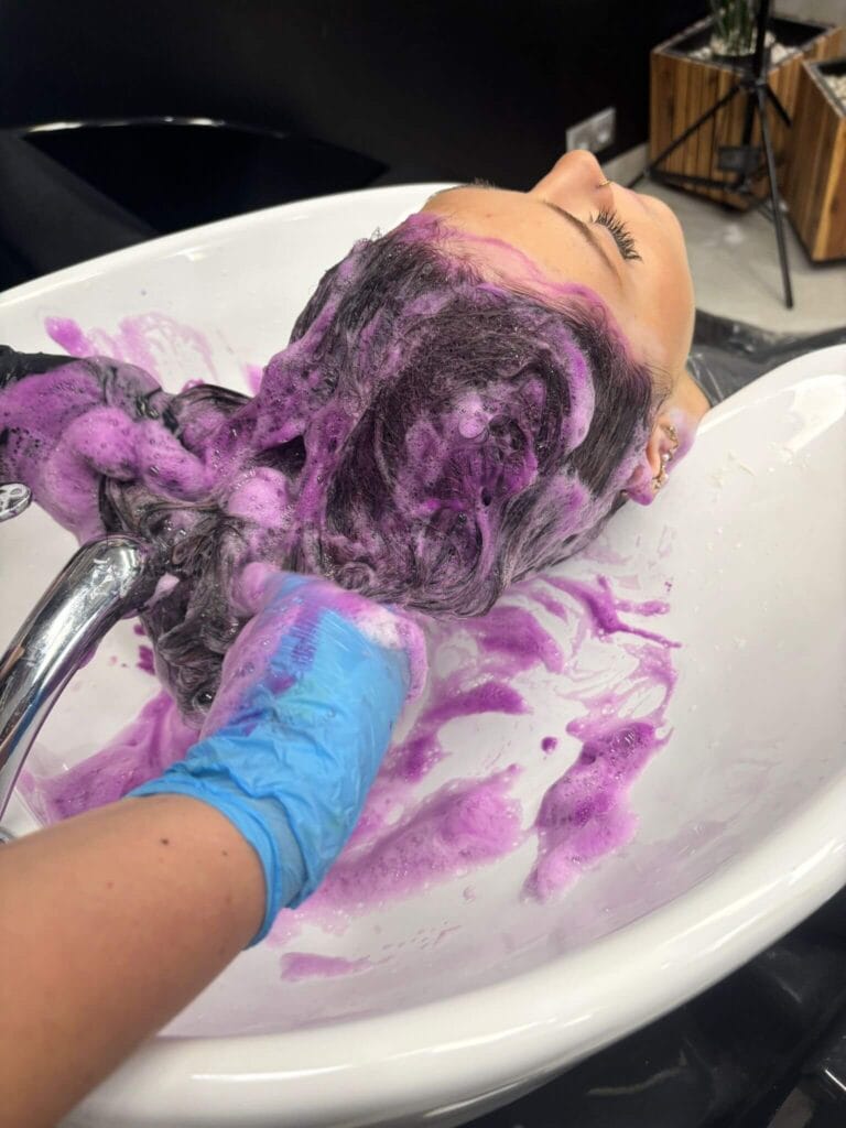 Tonowanie włosów fioletowym szamponem podczas koloryzacji w salonie Agneess Warszawa Ursynów – pielęgnacja i neutralizacja ciepłych tonów wykonana przez Agnieszkę.