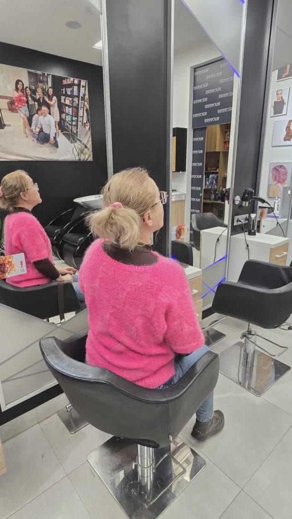 Cienkie włosy przed strzyżeniem, noszone w kitce – stan wyjściowy przed metamorfozą w salonie fryzjerskim Agneess na Ursynowie.