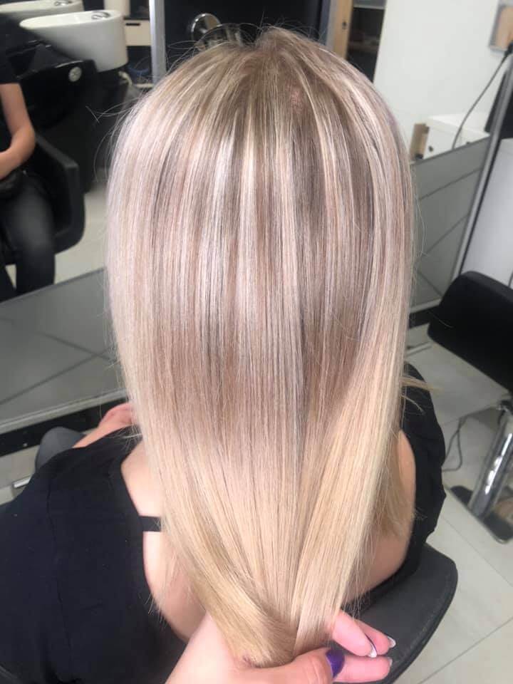 Koloryzacja pasemkami/refleksami w chłodnym, platynowym i beżowym blondzie na prostych włosach. Efekt rozświetlenia od nasady. Praca Salonu Agneess.