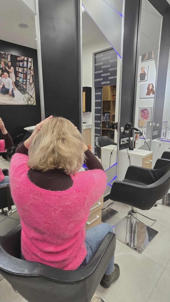 Cienkie włosy przed strzyżeniem, noszone w kitce – stan wyjściowy przed metamorfozą w salonie fryzjerskim Agneess na Ursynowie.