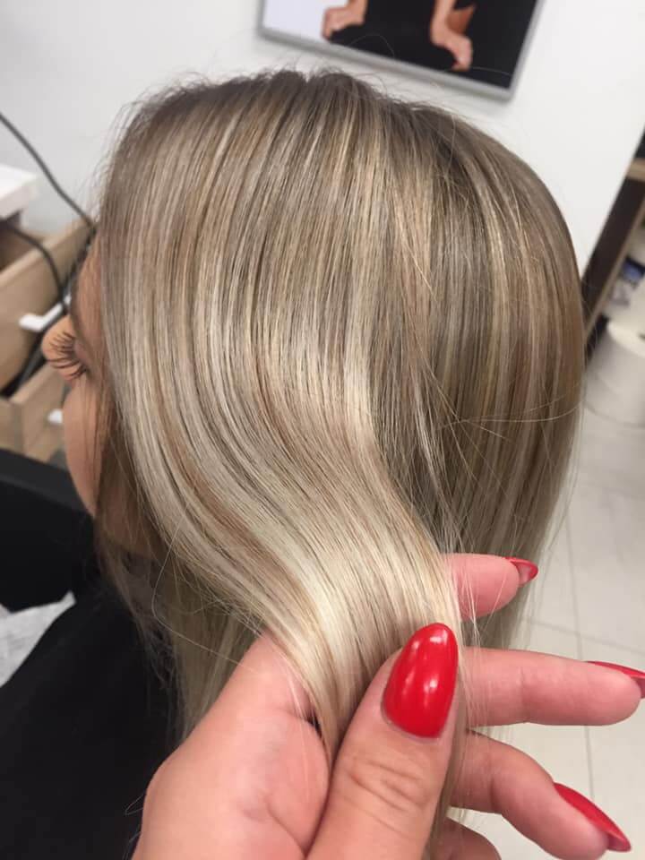 Koloryzacja refleksami blond w chłodnym, beżowym odcieniu na średniej długości włosach. Blask i wielowymiarowość koloru. Praca Salonu Agneess.