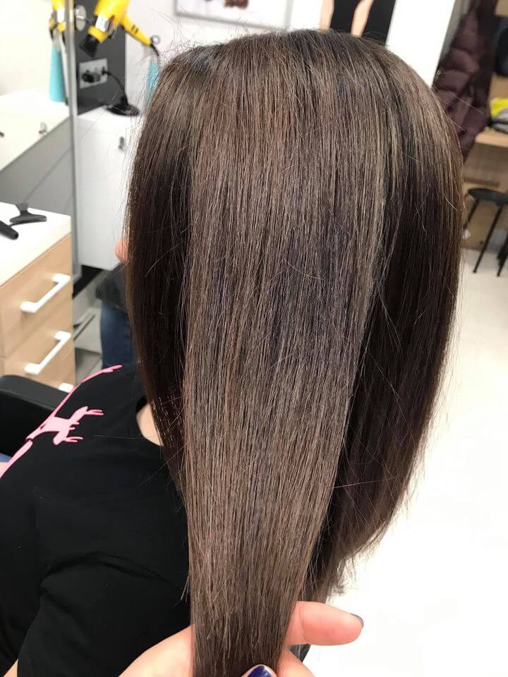 Koloryzacja średni brąz w chłodnym, naturalnym odcieniu na prostych włosach. Włosy zdrowe i lśniące. Praca Salonu Agneess.