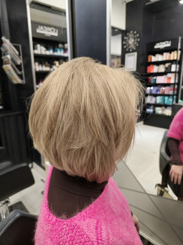 Efekt po strzyżeniu cienkich włosów – lekki bob dodający objętości, wykonany w salonie fryzjerskim Agneess