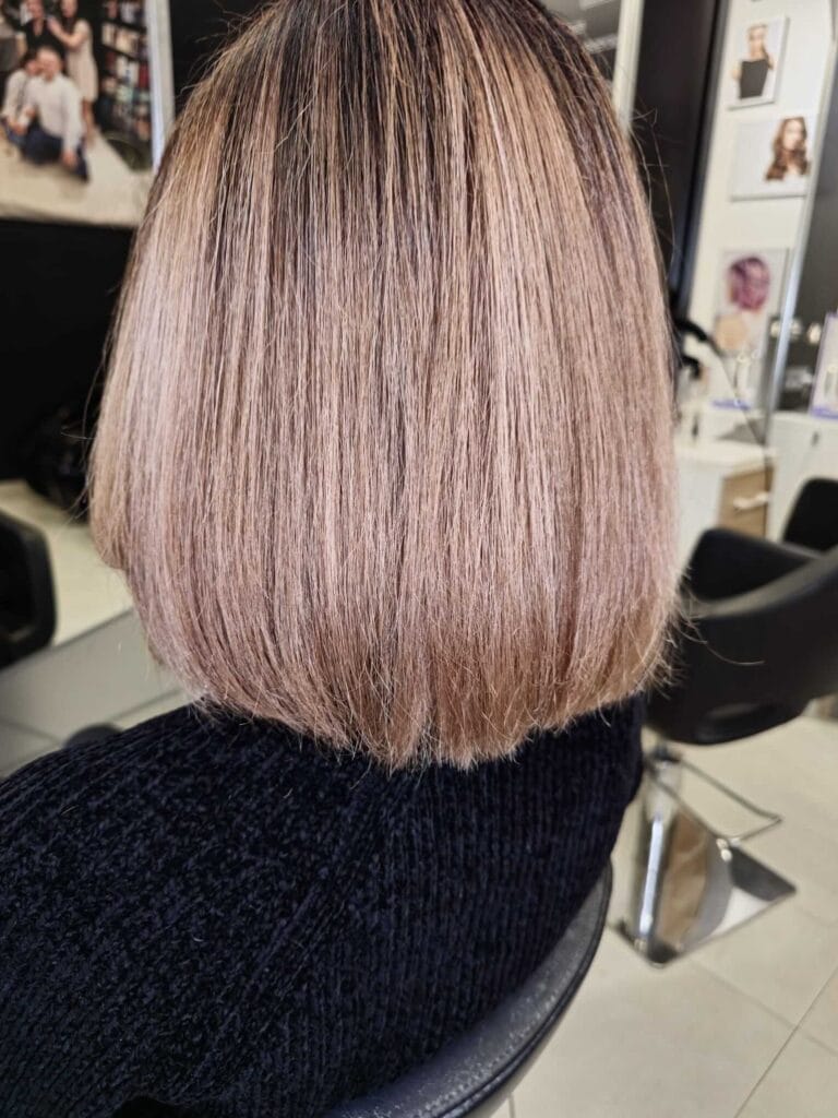 Ciepły balejaż w salonie fryzjerskim Agneess na Ursynowie – naturalny efekt w chłodnym świetle salonowym.