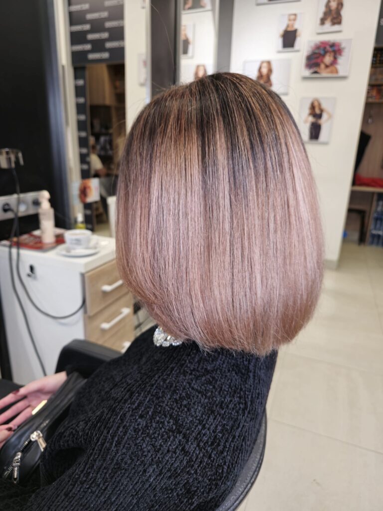 Efekt końcowy koloryzacji – włosy po balejażu w ciepłym odcieniu, gładkie i pełne blasku, wykonane w salonie Agneess na Ursynowie.”