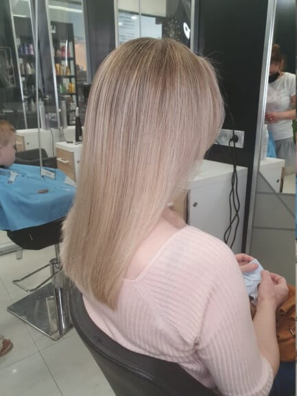Balayage blond w naturalnej, chłodnej tonacji na włosach średniej długości. Koloryzacja Agneess Ursynów.