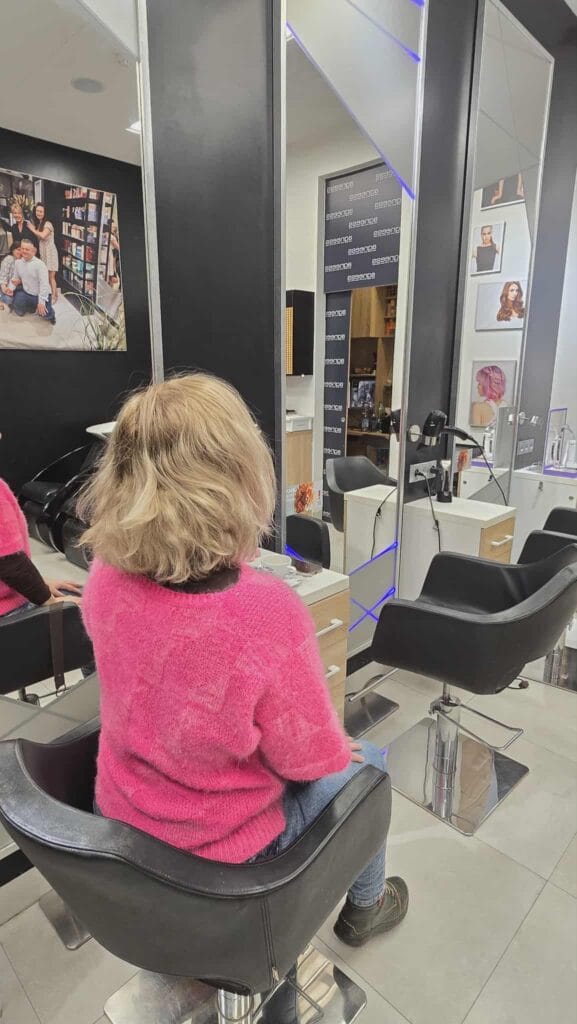 Rozpuszczone cienkie włosy przed strzyżeniem – naturalna fala bez kształtu przed cięciem bob w salonie Agneess