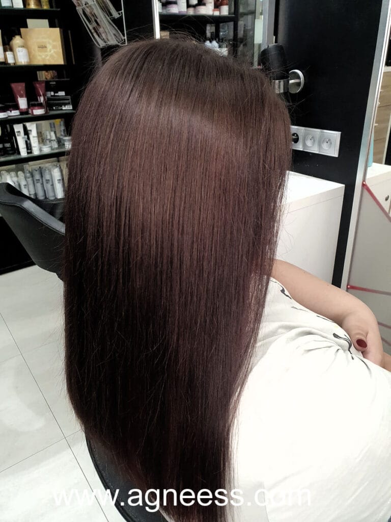 Długie, lśniące włosy w jednolitym odcieniu głębokiego, chłodnego brązu. Koloryzacja jednolita wykonana w Salonie Agneess.