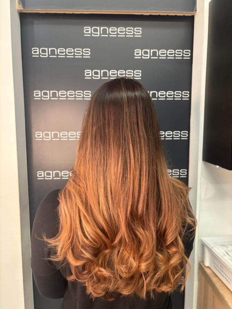 Włosy po zabiegu – widoczne cieniowanie i podkręcone końce. Stylizacja i pielęgnacja w salonie Agneess na Ursynowie.