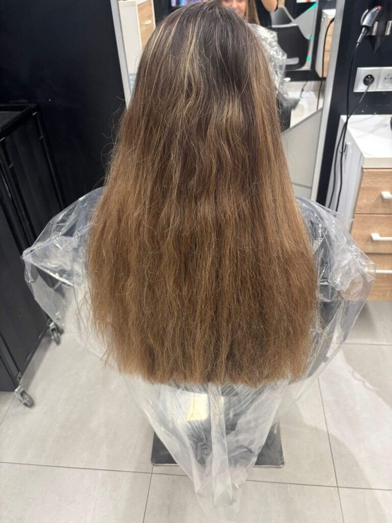 Ujęcie z tyłu: Włosy przed koloryzacją w salonie agneess na warszawskim Ursynowie