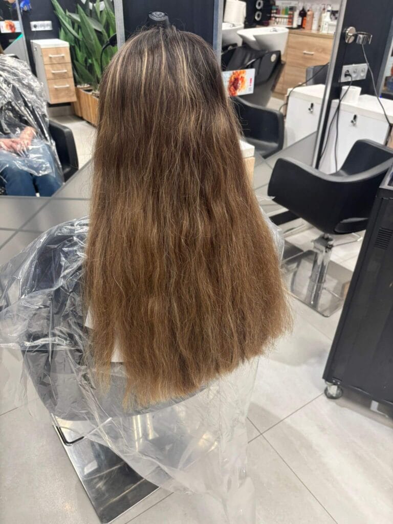 Włosy przed koloryzacją w salonie Agneess – widoczne przesuszenie, matowy kolor i rozdwojone końcówki. Metamorfoza fryzury Ursynów.