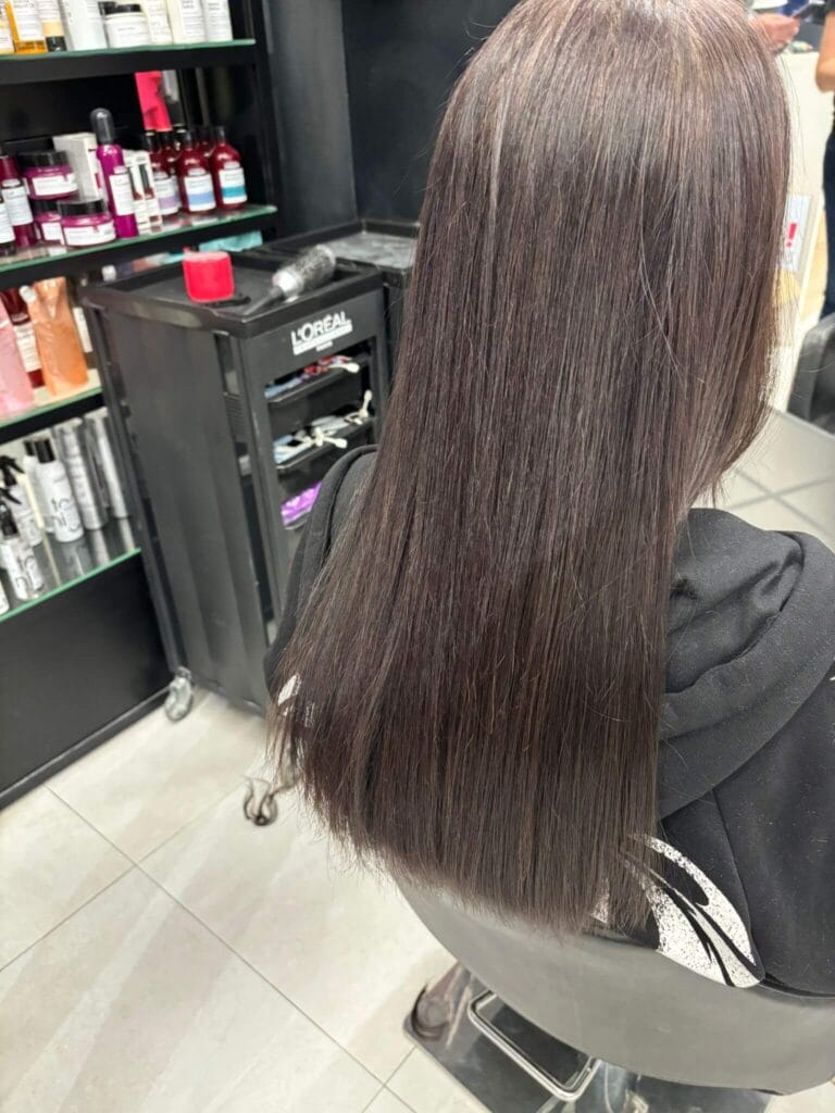 Włosy przed rytuałem Kérastase Gloss Absolu – matowe i puszące się długości przed zabiegiem nabłyszczającym