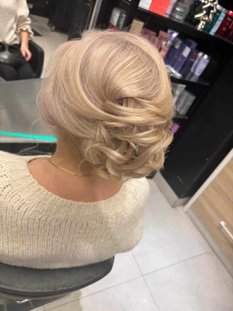 Romantyczne upięcie blond włosów z delikatnymi falami – stylizacja sylwestrowa