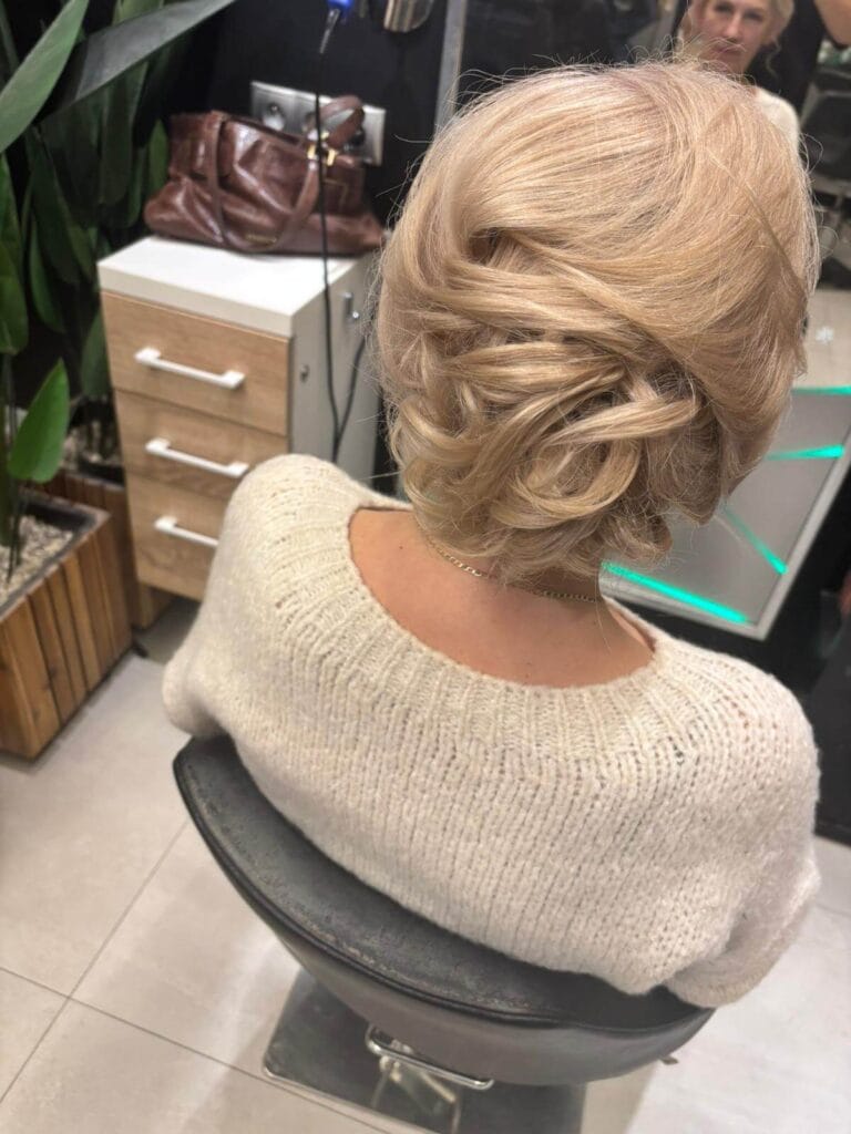 Fryzura wieczorowa – eleganckie upięcie blond włosów utrwalone Infinium