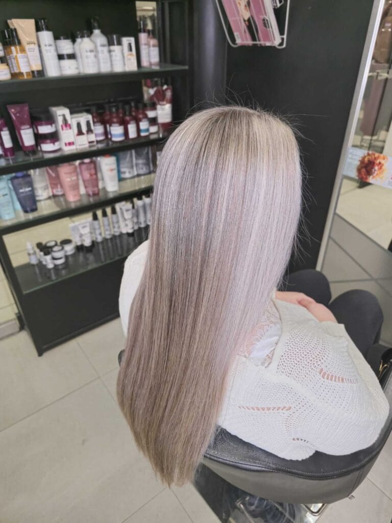 Chłodny blond balejaż w zimnym świetle – czysty ton i precyzyjne tonowanie