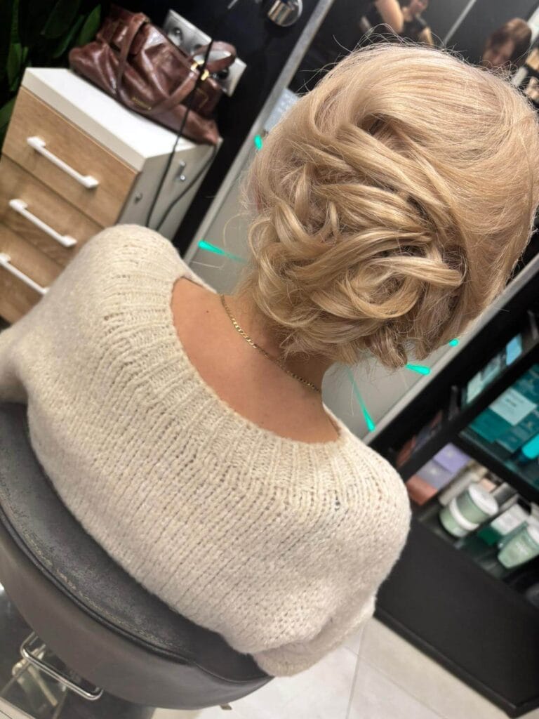 Klasyczne upięcie blond włosów z objętością i miękkim wykończeniem