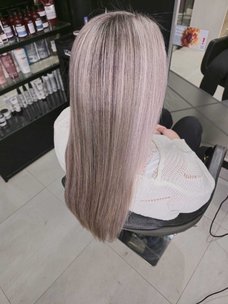 Zimny balejaż na długich włosach – efekt po koloryzacji w Agneess