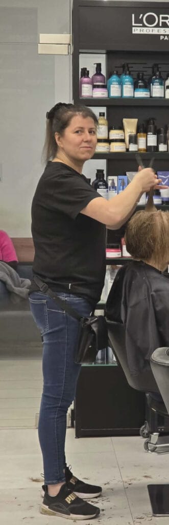 Fryzjerka Agnieszka podczas wykonywania zabiegu w salonie fryzjerskim Agneess na Ursynowie w Warszawie