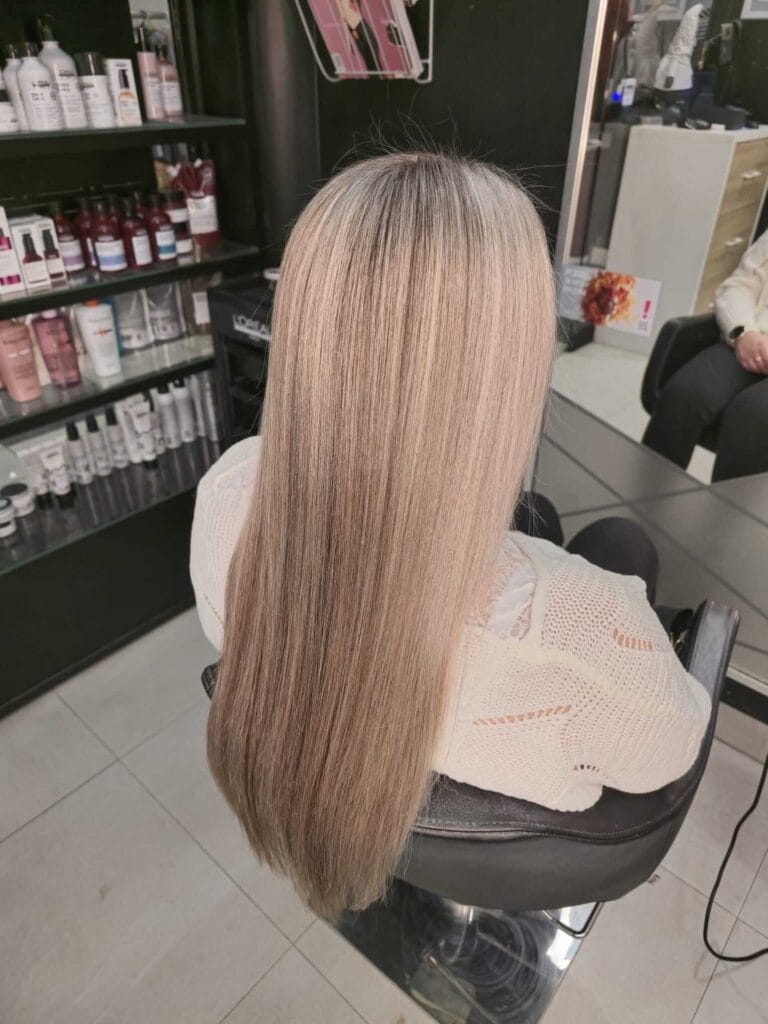 Chłodny balejaż blond w ciepłym świetle – miękki i naturalny efekt koloru