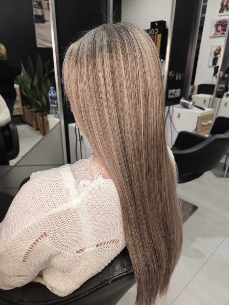 Balejaż w chłodnym blondzie – efekt końcowy koloryzacji wykonanej przez Agnieszkę w salonie Agneess