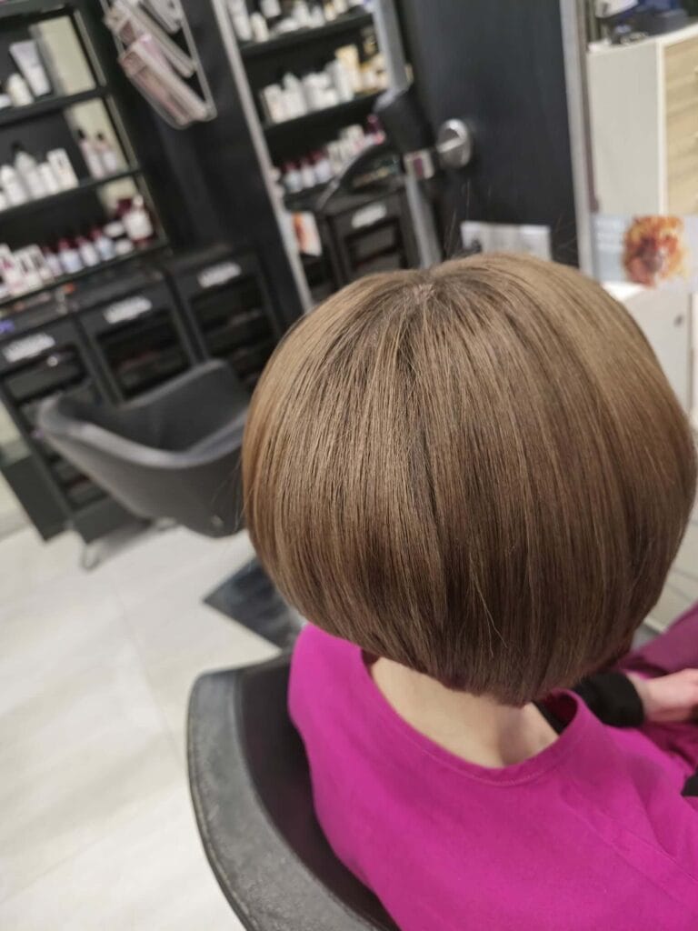 Efekt po keratynowym prostowaniu włosów – wygładzone, lśniące pasma bez puszenia, salon fryzjerski Agneess