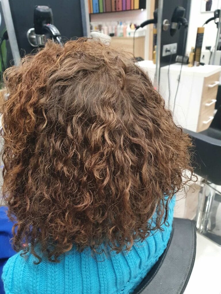 Keratynowe prostowanie włosów – stan przed zabiegiem, naturalnie kręcone i puszące się włosy w salonie Agneess