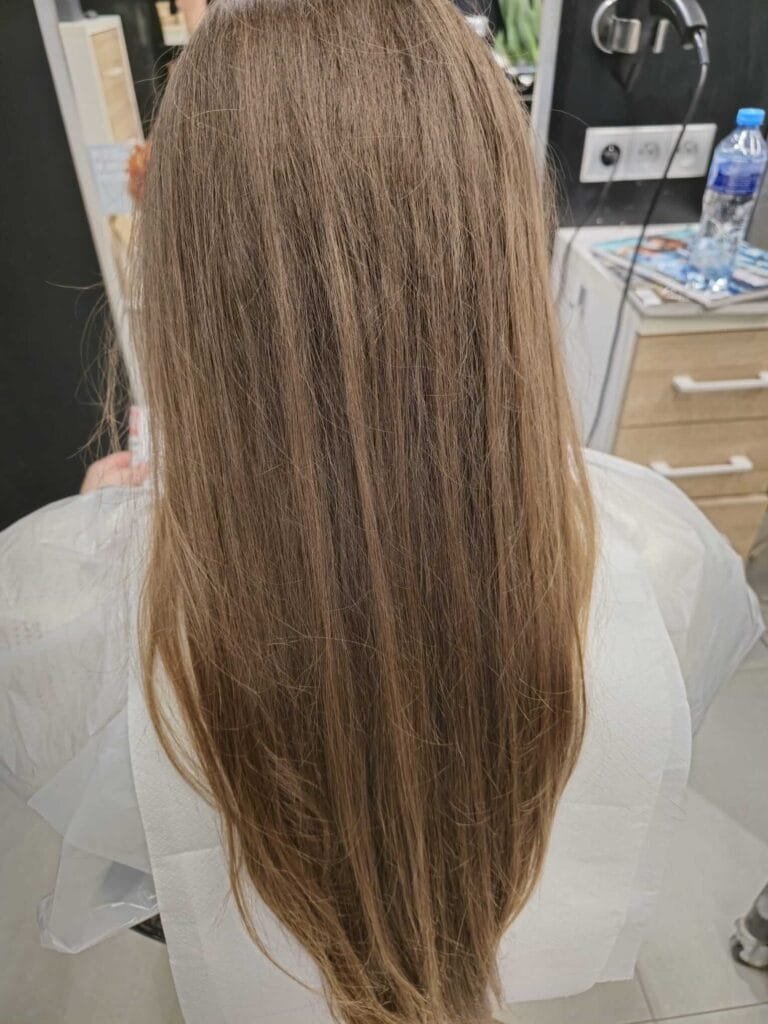 Włosy przed balejażem – ciepły odcień i nierówny kolor przed koloryzacją blond