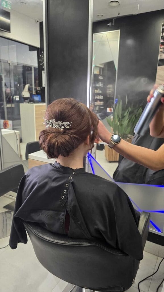 Gotowa fryzura na ślub cywilny – klasyczny niski kok z naturalnym wykończeniem