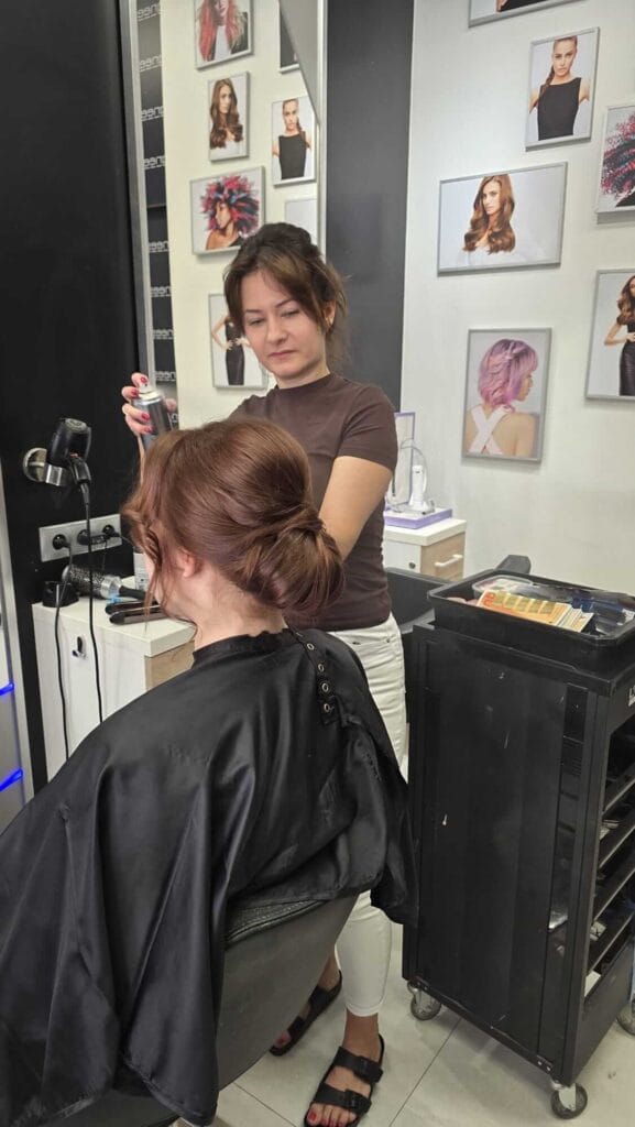 Utrwalanie koka ślubnego lakierem w salonie fryzjerskim