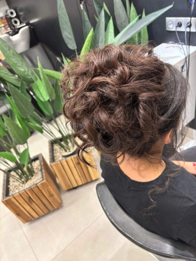 Fryzura na bal ósmoklasisty – eleganckie upięcie z objętością, wykonanie Ania, salon Agneess
