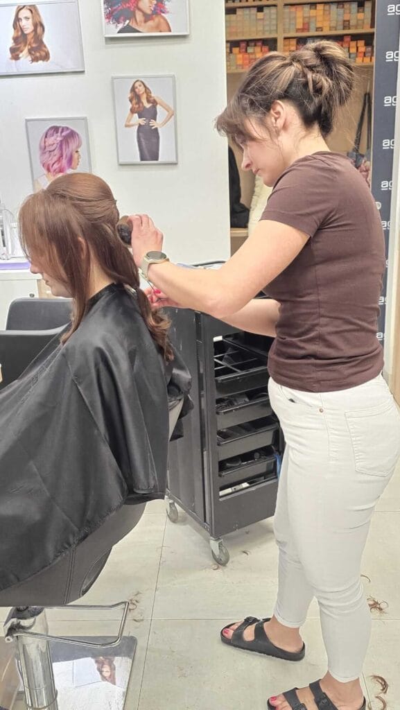 Przygotowanie włosów do koka ślubnego - podział na sekcje w salonie fryzjerskim