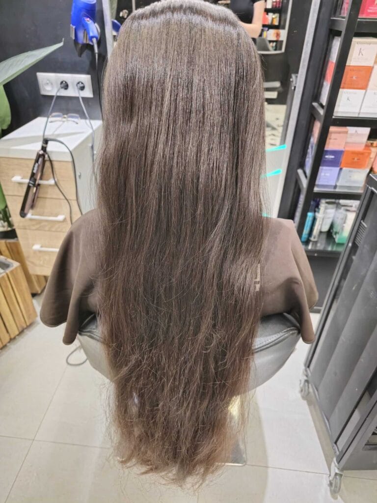 Włosy przed stylizacją – naturalna długość przed fryzurą na bal ósmoklasisty, salon Agneess Warszawa