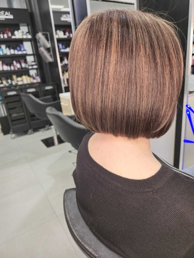 Ciepły jasny brąz z refleksami – trójwymiarowa koloryzacja włosów