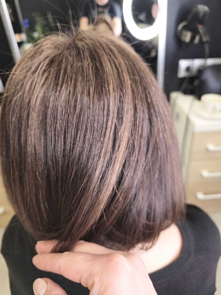 Rozświetlony jasny brąz – efekt połysku w ciepłym oświetleniu