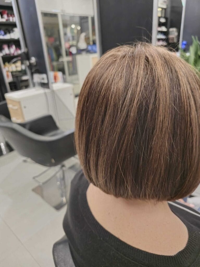 Jasny brąz z refleksami w neutralnym świetle – naturalna koloryzacja 3D