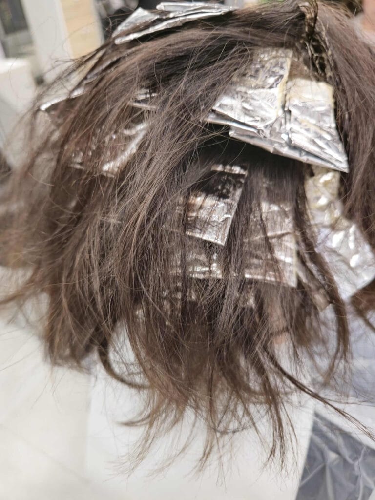 Koloryzacja jasnego brązu - aplikacja refleksów metodą w folii