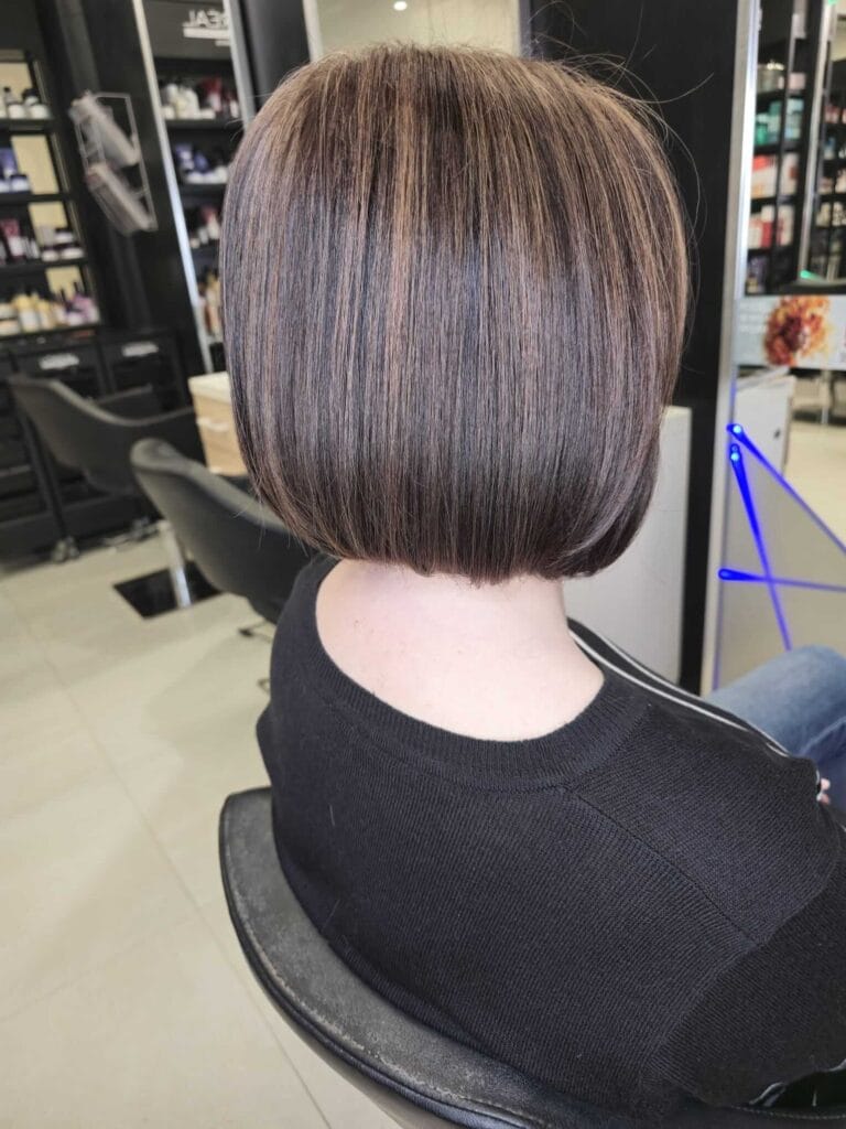 Koloryzacja jasny brąz w chłodnym świetle - widoczna struktura refleksów