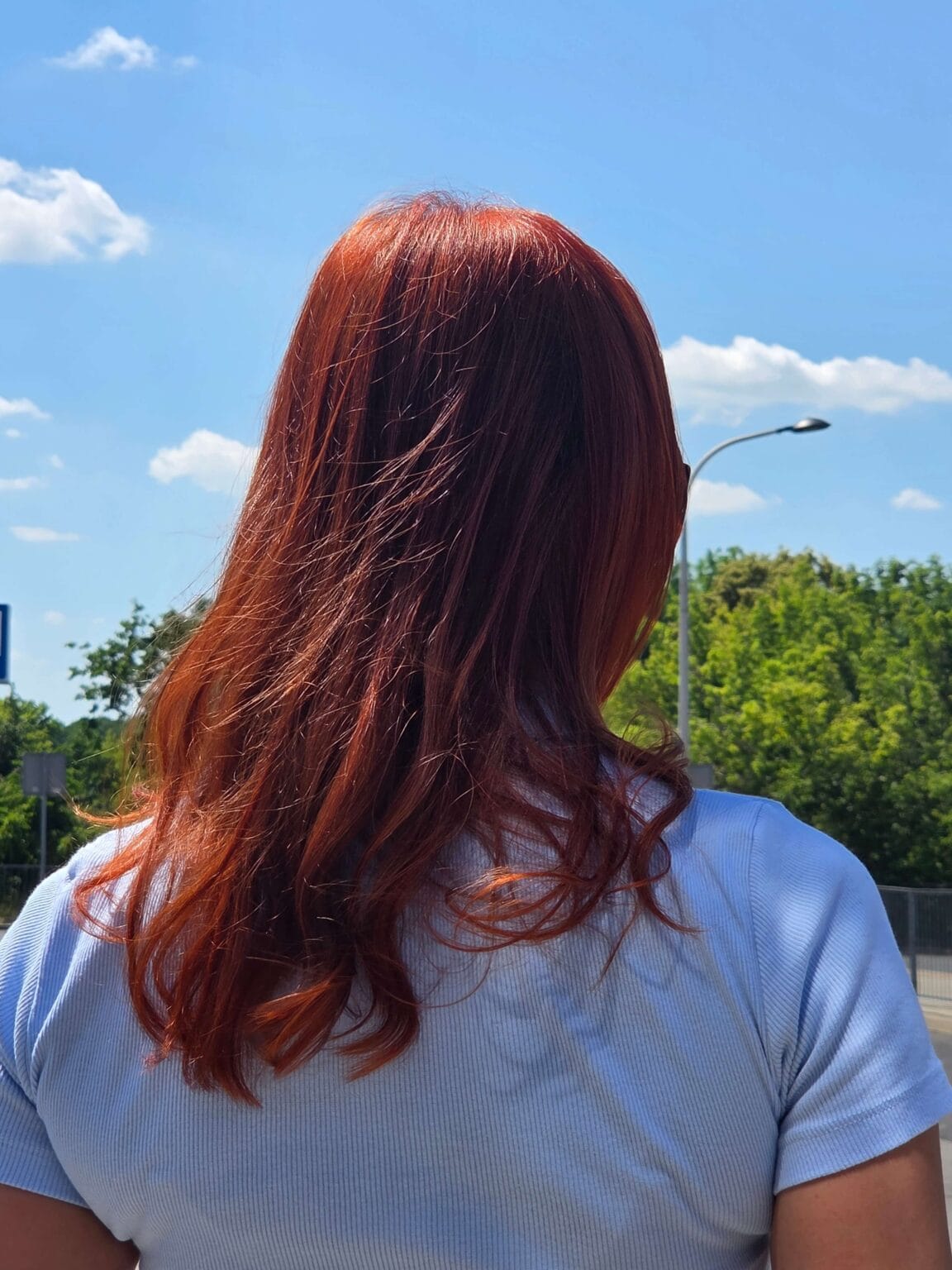 Rude włosy po koloryzacji z rozjaśnianiem w naturalnym świetle – fryzjer Ursynów Warszawa
